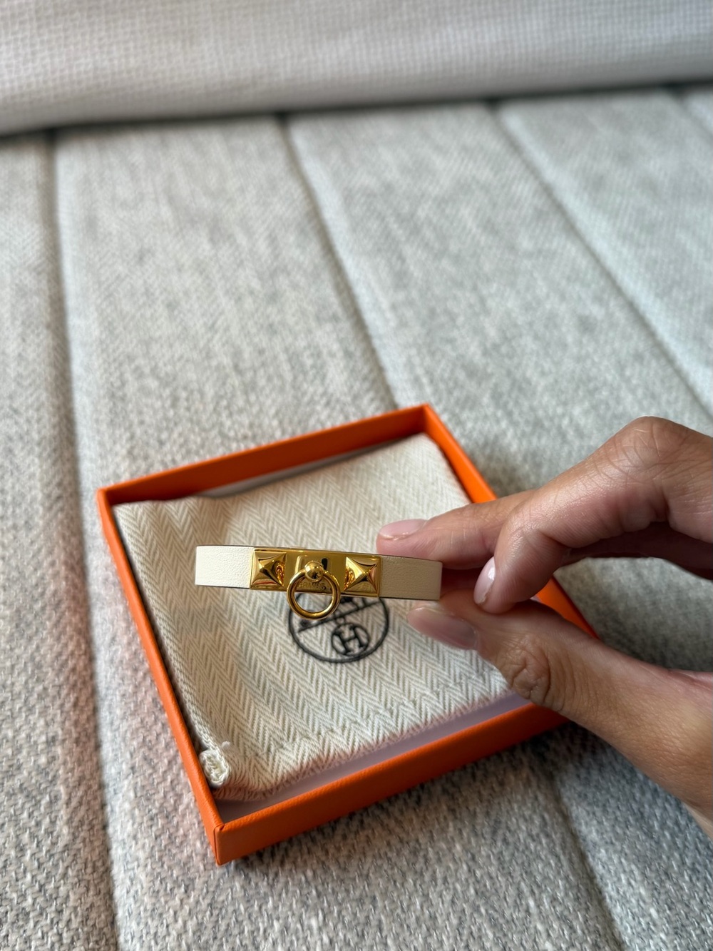 Hermes Rivale Gold-Tone Cream Leather Bracelet - Picture 3 of 9